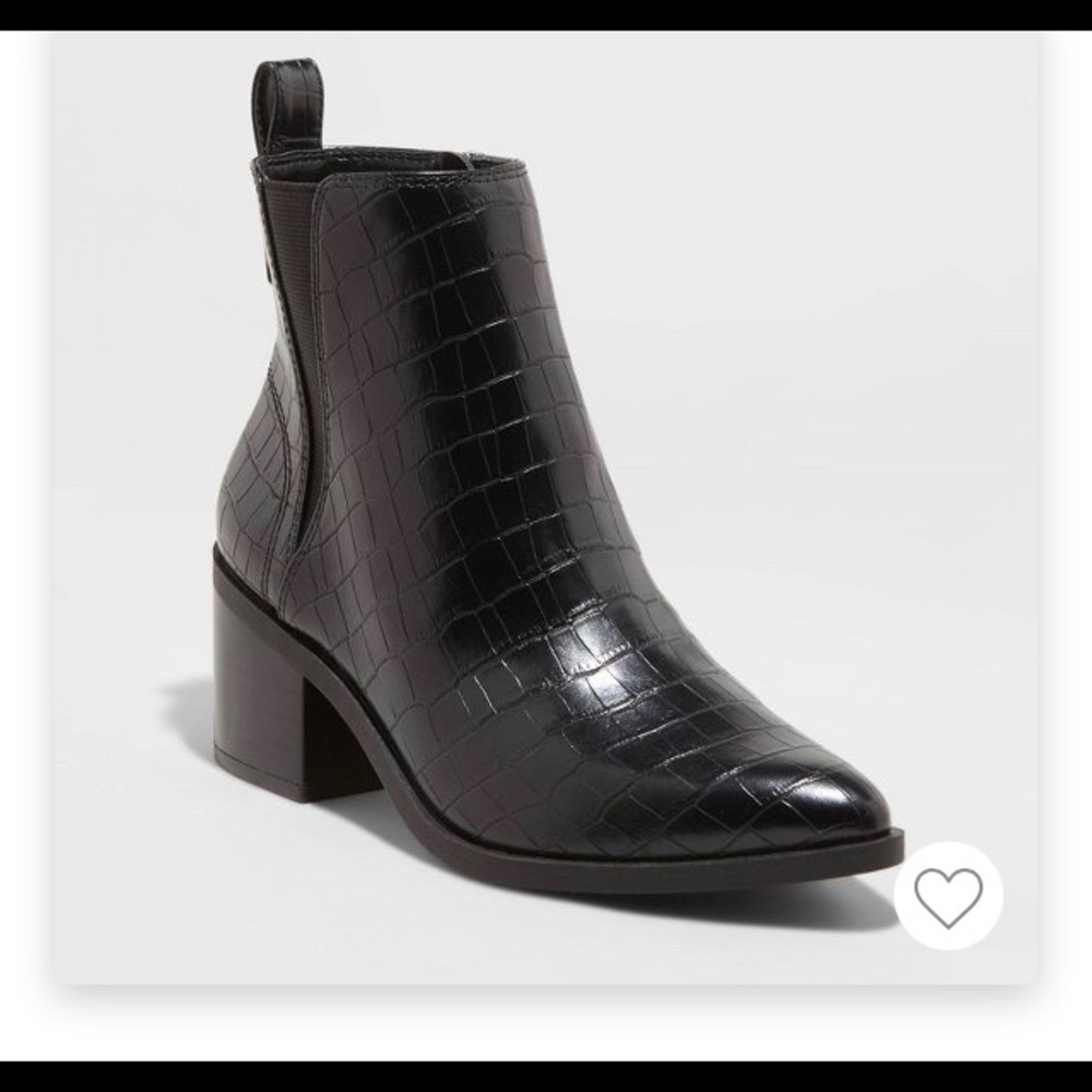 NWT Black faux snake skin booties-Size 8